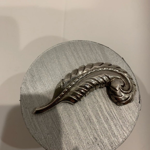 Sterling Silver leaf pin. - Picture 5 of 7